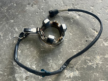 Cargar imagen en el visor de la galería, 150 175 200 hp Yamaha Pulser Coil 6R3-85580-00-00 two stroke 1990-1995
