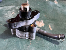 Cargar imagen en el visor de la galería, f 90 75 hp Yamaha FUEL PUMP 6D8-24410-00-00 four stroke 2005-2011 some compatibility with 115 hp
