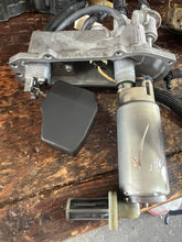 Charger l'image dans la galerie, f 150 hp Yamaha vst FLOAT CHAMBER ASSY 63P-14180-20-00 pump 63P-13907-03-00 four stroke 2015-2019 f150xb
