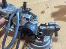 Cargar imagen en el visor de la galería, 150 - 250 hp Yamaha OX66 66K-14182-02-00 vst FLOAT CHAMBER COVER two stroke 2001-2002
