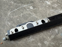 Cargar imagen en el visor de la galería, 350 hp Mercury VERADO FUEL RAIL 895022A04 TUBE 8M0047054 SCHRADER VALVE 895028A02 four stroke
