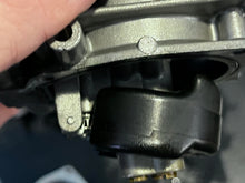 Cargar imagen en el visor de la galería, 225 hp Yamaha 76 degree CARBURETOR starboard 1-3-5 62J-14100-00-00 62J-14101-00-00 62J-14102-00-00 two stroke 1994-1996
