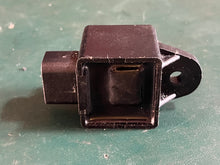 Charger l'image dans la galerie, f 225 hp Yamaha FUEL RELAY 8-pin 60E-81950-00-00 electrical FOUR STROKE 50-300hp
