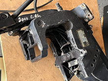 Charger l'image dans la galerie, 6 5 8 hp Johnson Evinrude 0440169 STEERING BRACKET &amp; 0336156 ARM 1992-2004 two stroke 0335892 stern bracket strd 0335891 port
