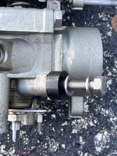 Load image into Gallery viewer, f 225 200 hp Yamaha strbd THROTTLE BODY 1 69J-13750-02-00 69J-13751-00-00 2002-2008 Four Stroke OEM
