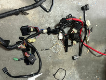 Cargar imagen en el visor de la galería, df 225 200 250 hp Suzuki WIRING HARNESS 36610-93J90 also 36610-93J91 four stroke - off 2006-07 model 2004-2011
