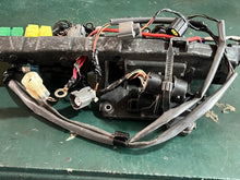 Charger l'image dans la galerie, f 115 hp Yamaha BRACKET 68V-81948-00-00, POWER TRIM RELAY 68V-8195B-01-00 2004-2011, RELAY 68V-8194A-00-00, WIRE HARNESS ASSY
