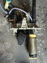 Charger l'image dans la galerie, f 225 200 hp Yamaha vst FLOAT CHAMBER ASSY 69J-14180-21-00 vst 2005 four stroke COVER 69J-14182-10-00, CHAMBER 69J-14181-00-0
