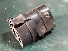 Charger l'image dans la galerie, f 115 90 80 75 hp Yamaha bottom cowling GROMMET 68V-42725-00-00 four stroke 2001-2016
