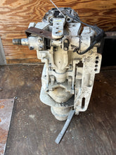 Charger l'image dans la galerie, maybe scrapped——115 130 90 hp Evinrude E-tec MIDSECTION 25” EXHAUST HOUSING 5010896 EXTENSION 5008078 SWIVEL PIVOTANT 0434691
