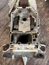 Charger l'image dans la galerie, 90 115 150 175 200 hp Johnson Evinrude 25” Midsection SWIVEL 0435005 EXHAUST HOUSING 0332745 ADAPTOR 0331039 MOUNT BRACKET 03
