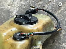 Charger l'image dans la galerie, 75 85 hp Suzuki 69110-95514 OIL TANK, 69200-95509 OIL CAP, 16250-94710 OIL SENSOR, 69201-95500  34860-94741 OIL LEVEL SENSOR 
