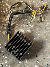 Cargar imagen en el visor de la galería, DT 225 250 200 150 HP Suzuki 32800-92E00 32800-92E10 voltage RECTIFIER &amp; REGULATOR electrical OEM two stroke 92E10
