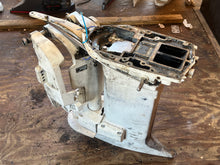 Cargar imagen en el visor de la galería, 200 hp Johnson Evinrude MIDSECTION 25” EXHAUST HOUSING 0435479 SWIVEL 0434724 ADAPTER 0436751 STEERING ARM 0437698 two stroke
