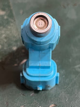 Cargar imagen en el visor de la galería, DF 225 250 200 hp Suzuki FUEL INJECTOR 15710-93J00 four stroke 2004-2020
