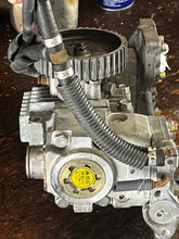 Cargar imagen en el visor de la galería, 225 250 300 hp Yamaha CAMSHAFT ASSY air compressor 60V-12170-00-00 with FUEL PUMPS 60V-13910-00-00 two stroke HPDI 2003-2010 
