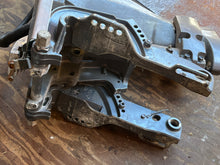 Cargar imagen en el visor de la galería, F 25 hp Yamaha 20” Long MIDSECTION with SWIVEL 65W-43311-10-4D UPPER CASING 65W-45111-10-4D EXHAUST 65W-41137-04-94 BRACKETS 
