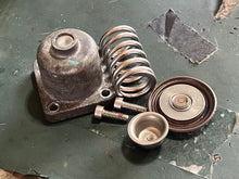 Cargar imagen en el visor de la galería, 115 hp Mercury Optimax FUEL RAIL DIAPHRAGM 804533 SPRING 804534 COVER 804535 Two Stroke DFI 2008 some 135 150 175 200 225 250
