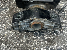 Cargar imagen en el visor de la galería, DF 60 70 hp Suzuki STEERING BRACKET 43750-99E02-0EP SWIVEL BRACKET 43111-99E00-0EP four stroke 1998-2009 compatible up to df1

