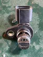 Load image into Gallery viewer, DF 200 150 hp Suzuki CAM POSITIONING SENSOR 33220-64L10 four stroke 2016-2024 some compatibility 40 50 60 70 80 90 100 115 14

