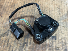 Cargar imagen en el visor de la galería, DT 225 - 150 hp Suzuki 37810-92E00 THROTTLE VALVE SENSOR &amp; stay TWO STROKE
