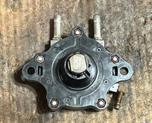 Cargar imagen en el visor de la galería, BF 225 200 175 hp Honda 16700-zy3-a01 fuel pump assy FOUR STROKE 2005-up
