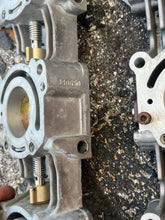 Charger l'image dans la galerie, 150 175 hp Johnson Evinrude THROTTLE BODY PLATE SET 340650 0340649 Two Stroke PX &amp; CX models 5005107 5005108
