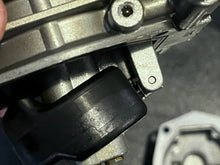 Cargar imagen en el visor de la galería, 225 hp Yamaha 76 degree CARBURETOR starboard 1-3-5 62J-14100-00-00 62J-14101-00-00 62J-14102-00-00 two stroke 1994-1996
