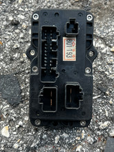 Charger l'image dans la galerie, 150 175 200 225 250 300 hp Yamaha HPDI 68F-82170-01-00 68F-82170-00-00 FUSE BOX w relays Two Stroke 2000-14
