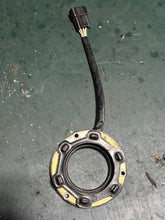 Cargar imagen en el visor de la galería, 250 300 hp Yamaha HPDI 60V-85580-00-00 PULSER COIL two stroke 7-pin OEM 2003-2005 150-300hp
