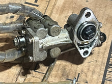 Cargar imagen en el visor de la galería, DT 140 115 hp Suzuki 16100-94605 OIL PUMP ASSY 1987-1996 CONTROL ROD 16411-94601 two stroke
