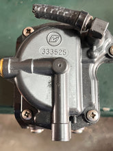 Cargar imagen en el visor de la galería, 150 175 hp Johnson Evinrude CARBURETOR 433449 0433449 bowl 333525 0333525 with 318694 56D JET two stroke
