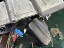 Cargar imagen en el visor de la galería, DF 225 250 200 hp Suzuki VST TOP COVER 15600-98J00 four stroke 2004-2011
