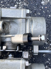 Load image into Gallery viewer, f 225 200 hp Yamaha strbd THROTTLE BODY 1 69J-13750-02-00 69J-13751-00-00 2002-2008 Four Stroke OEM
