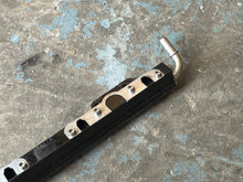 Cargar imagen en el visor de la galería, 350 hp Mercury VERADO FUEL RAIL 895022A04 TUBE 8M0047054 SCHRADER VALVE 895028A02 four stroke
