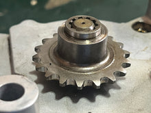 Cargar imagen en el visor de la galería, DF 225 200 250 hp Suzuki OIL PUMP ASSY 16400-93J01 with SPROCKET 12632-93J11 four stroke 2004-2011

