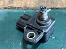 Cargar imagen en el visor de la galería, DF 40 50 hp Suzuki MAP PRESSURE SENSOR intake 18590-80C40 Evinrude 5030757 four stroke 1999-2009
