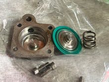 Cargar imagen en el visor de la galería, Mercury TRACKER VALVE COVER(flat) 804535001 804535 SPRING 24-804534 DIAPHRAGM 804533 two stroke Optimax 115 - 250 hp
