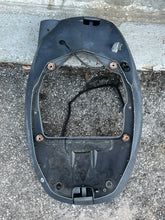 Charger l'image dans la galerie, f 150 hp Yamaha BOTTOM COWLING 63P-42710-00-8D four stroke 2004-2005
