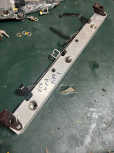 Load image into Gallery viewer, 250 hp Yamaha FUEL DELIVERY PIPE 1 60V-13161-00-00 two stroke HPDI 2003-2009 some compatibility 200 225 300 hp

