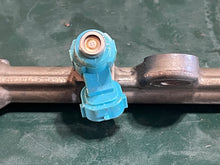 Cargar imagen en el visor de la galería, DF 250 225 200 hp Suzuki 15710-93J00 FUEL INJECTOR ASSY, 15751-93J00 DELIVERY PIPE four stroke 2004-11
