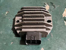 Cargar imagen en el visor de la galería, DF 30 25 hp Suzuki voltage RECTIFIER REGULATOR 32800-88L01 four stroke 2018-2024 some compatibility 40 50 60 hp
