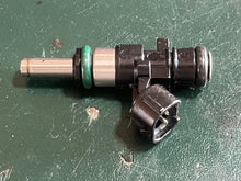 Charger l'image dans la galerie, DF 30 25 hp Suzuki FUEL INJECTOR 15710-82M00 four stroke 2015-2024 - resistance tested
