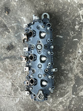 Charger l'image dans la galerie, 250 225 hp Yamaha HPDI Cylinder Head #1 strbd 60V-11111-00-1S two stroke compatible 150 hp 2005-2009
