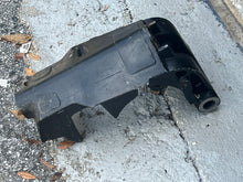 Cargar imagen en el visor de la galería, DF 70 - 140 Suzuki Swivel Bracket Four Stroke 20” Large, 54211-90J01-0EP LOWER MOUNT BRACKET 54221-90J02-0EP 43111-92101
4311
