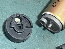 Cargar imagen en el visor de la galería, f 225 200 hp Yamaha 69J-13907-01-00 vst FUEL PUMP COMP interior &amp; FILTER 68V-13915-00-00 FOUR STROKE genuine
