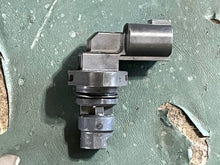 Cargar imagen en el visor de la galería, DF 150 200 hp Suzuki CAM POSITION SENSOR 33220-64L10 four stroke 2019-2024 some compatibility 40 50 60 70 80 90 100 115 140 h
