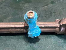 Cargar imagen en el visor de la galería, DF 250 225 200 hp Suzuki 15710-93J00 FUEL INJECTOR ASSY, 15751-93J00 DELIVERY PIPE four stroke 2004-11
