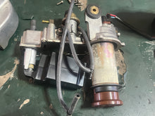 Load image into Gallery viewer, 250 hp Yamaha OX66 VST FLOAT CHAMBER W TOP 66K-14980-00-00 &amp; FUEL PUMP 67H-13907-00-00 Two Stroke v6 150 - 225 hp 1999-2003
