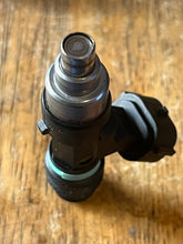 Cargar imagen en el visor de la galería, DF 115 100 90 hp Suzuki FUEL INJECTOR 15710-82K50 Four Stroke some 140 80 75 70 hp
